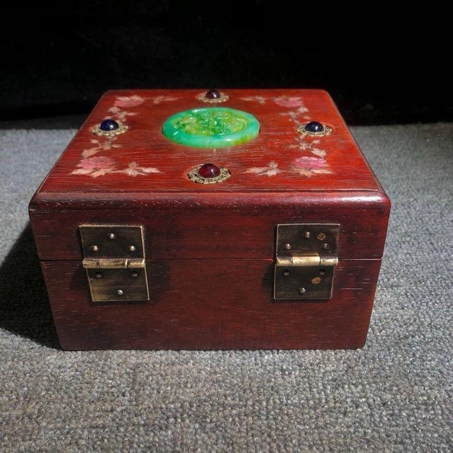 Art Deco 1980s Huali Wood Jewelry Box With Shell Inlay, Jade Disc and Gemstones For Sale - Image 3 of 7