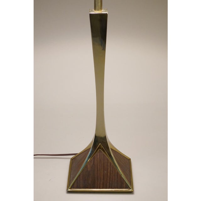 Brass 1970s Laurel Mid Century Modern Pyramid Brass Wood Table Lamp Montagna Grillo Tonello Italy High Society For Sale - Image 8 of 12
