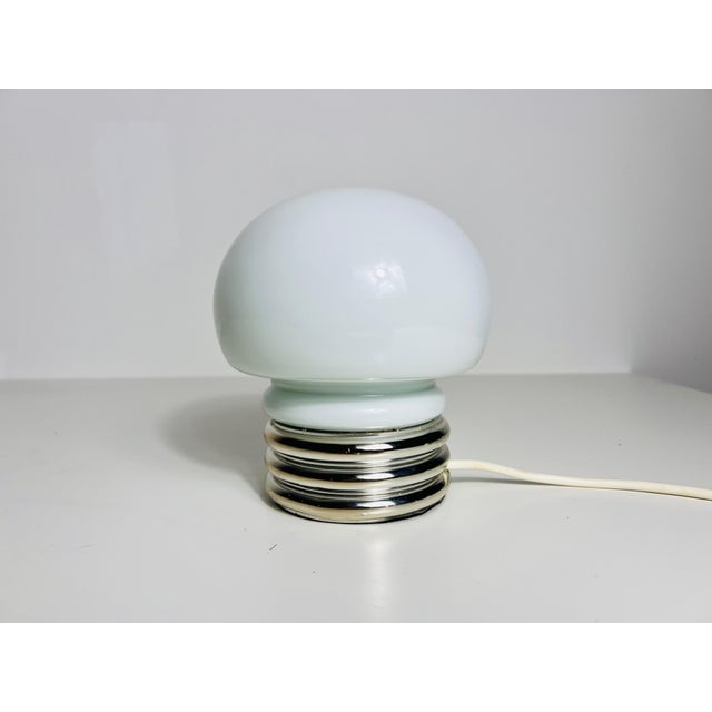 This sophisticated table lamp from the 1970s embodies the iconic space-age aesthetic, adding a touch of retro charm to any...