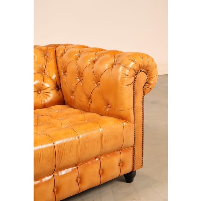 English Traditional Style Leather 'Cheyenne' Chesterfield Sofa For Sale In Philadelphia - Image 6 of 18