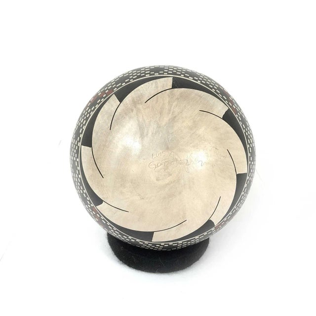 1990s Mata Ortiz Polychrome Pottery Vase Signed Luis Gonzalez Hand Painted 9.75" For Sale In Sacramento - Image 6 of 9