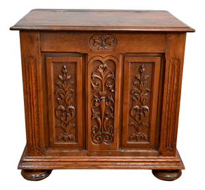 Small Renaissance Oak Chest, Early 1900s