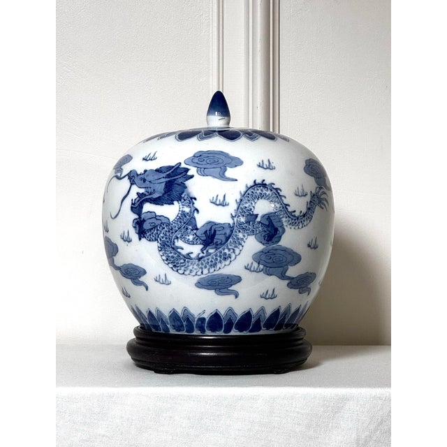 Chinoiserie Vintage Chinoiserie Cobalt Blue and White Ceramic Porcelain Lidded Ginger With Wood Base For Sale - Image 3 of 12