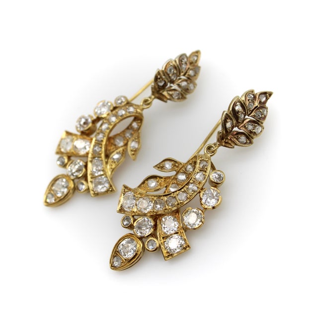 Early Victorian 18k Gold Diamond Earrings With Leaf and Ribbon Motif With 6 Carats For Sale - Image 4 of 13
