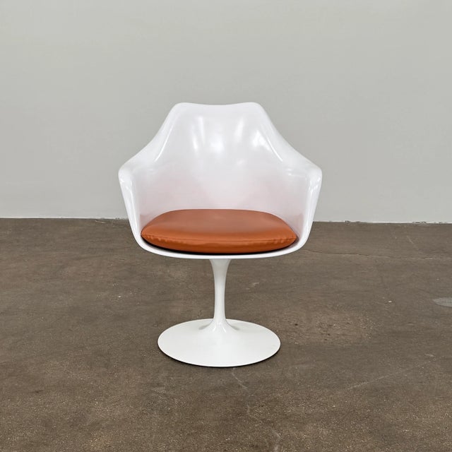 Mid-Century Modern Knoll Saarinen Tulip Armchair With Vinyl Seat Cushion For Sale - Image 3 of 10