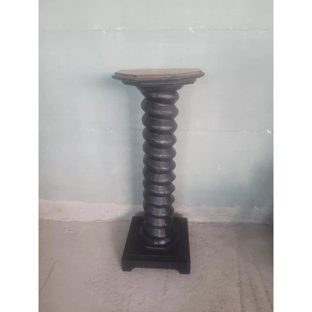 Lacquered column vase holder, with turned body. The main body is lacquered, the upper base is in natural wood, to reduce...