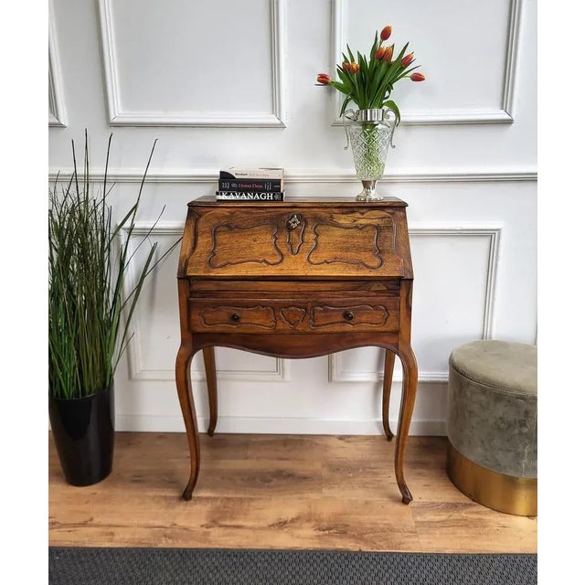 Very elegant desk, writing table, with slant drop front, with the beautiful carved decors in Classic figures all around...