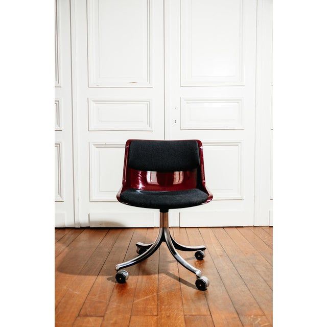 Modus office chair by Osvaldo Borsani for Tecno, Italy, 1980. Swivel office chair with a burgundy plastic shell...