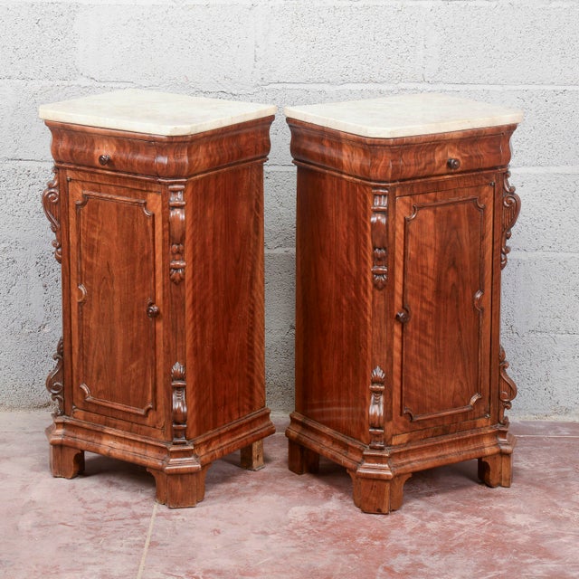 This refined pair of vintage bedside tables, dating back to the late 19th century, expresses the sober and monumental...