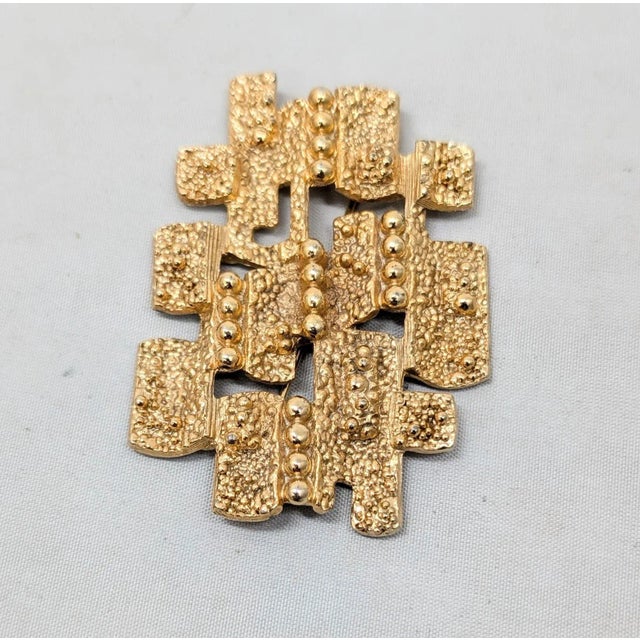 Mid-Century Modern Vintage 1971 Signed Napier Modernist Goldtone Brooch For Sale - Image 3 of 6