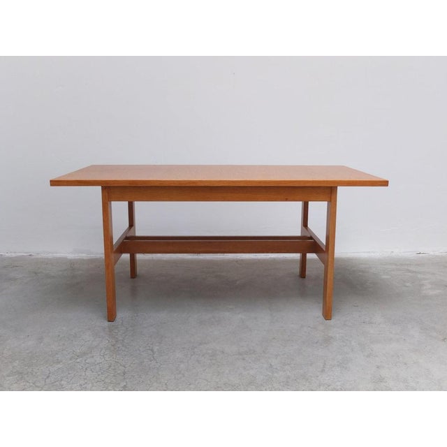 Beautiful dining table in oak designed by Gebroeders Neirinck in Belgium around 1968. This table can be extended thanks to...