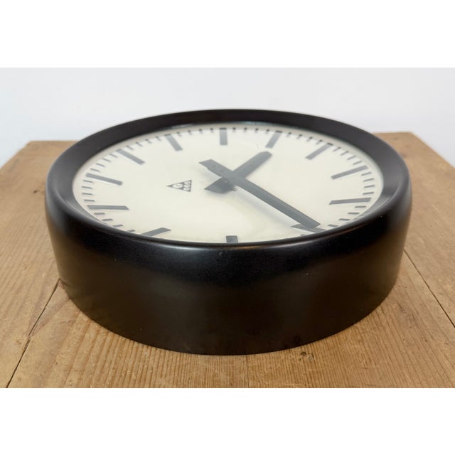 Industrial Bakelite Factory Wall Clock from Pragotron, 1960s For Sale - Image 14 of 17