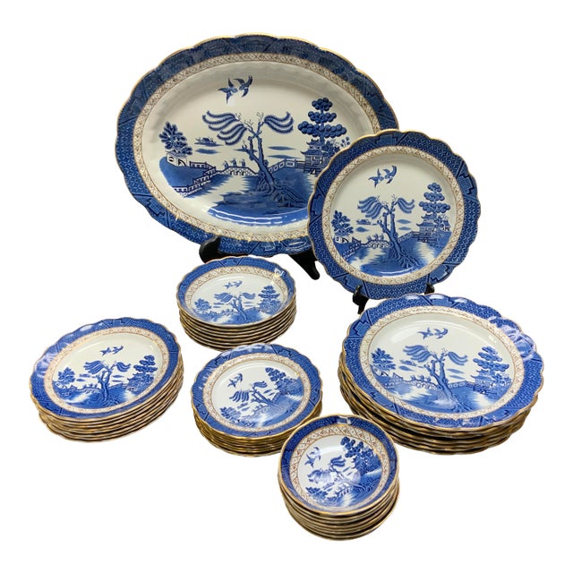 20th Century Booths Pattern Real Old Willow, Dinnerware Set. 8 Dinner Plates, 8 Lunch Plates, 8 Salad Plates, 8 Soup Bowls and 8 Dessert Bowls. For Sale