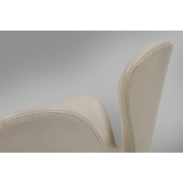 Leather Swan Chairs by Arne Jacobsen for Fritz Hansen, 2006, Set of 2 For Sale - Image 9 of 16