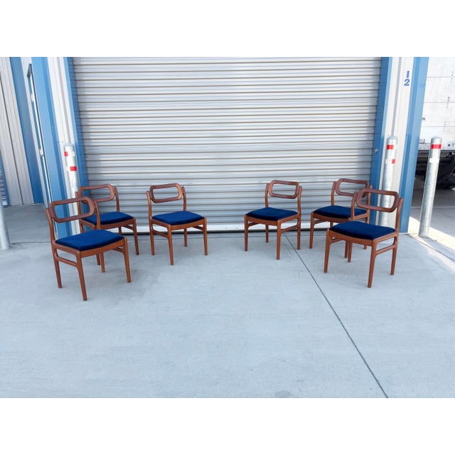 Mid-Century Modern 1960s Danish Modern Teak Dining Chairs by Johannes Andersen - Set of 6 For Sale - Image 3 of 12