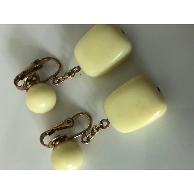 Mid-Century Modern 1970s Trifari Pale Yellow Lucite Dangle Earrings- Set of 2 For Sale - Image 3 of 6