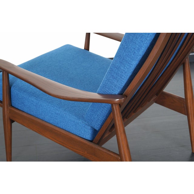 Mid-Century Modern Walnut Spindle Back Lounge Chair, 1950s For Sale In Los Angeles - Image 6 of 8