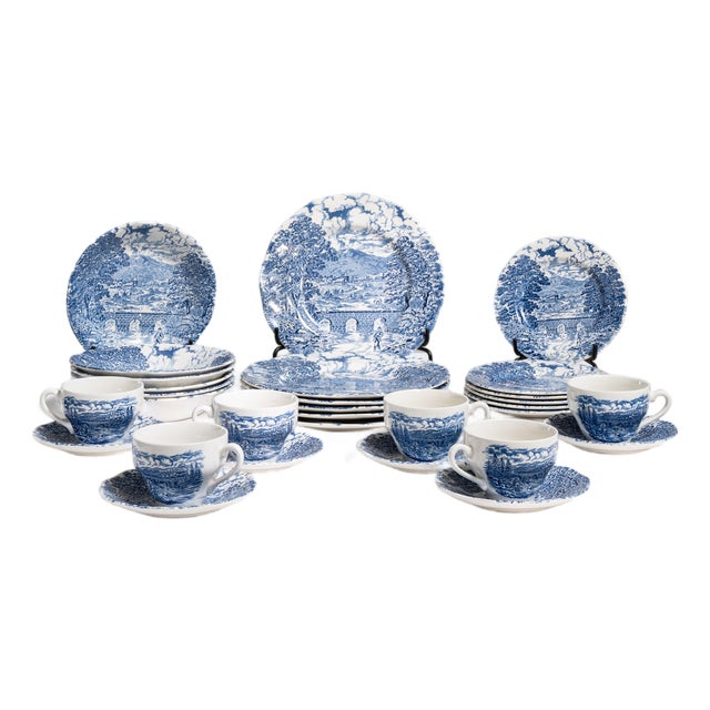 Mid 20th Century United Kingdom Blue Porcelain Serving Piece For Sale