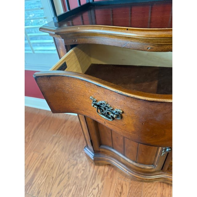 Universal Furniture French Buffet Style Server W/Baker's Rack & Wine Display - Universal For Sale - Image 4 of 10