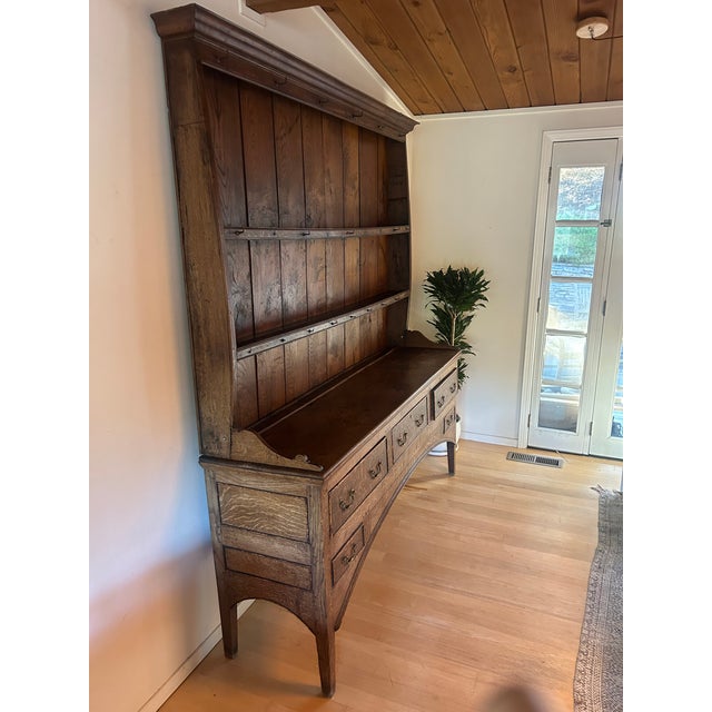 English 1730’s English Oak Welsh Dresser With Plate Rack in Excellent Condition For Sale - Image 3 of 9