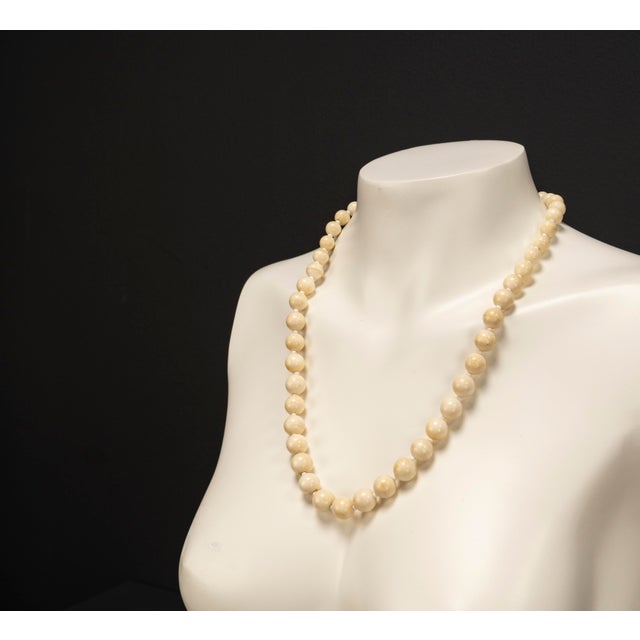 This Art Deco necklace from the 1920s embodies classic charm. The design captivates with its simple and regular shape,...