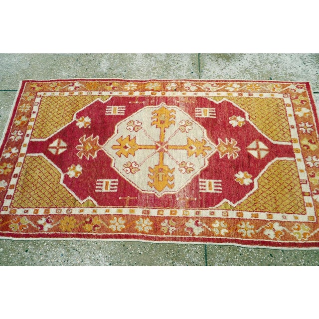 Galerie Shabab Collection Mid-20th Century Turkish Oushak Rug For Sale In New York - Image 6 of 8
