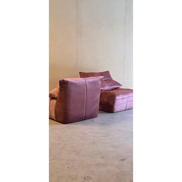 These two lounge chairs, designed by Marc Held for Dunlopillo, are strong examples of comfort combined with sculptural...