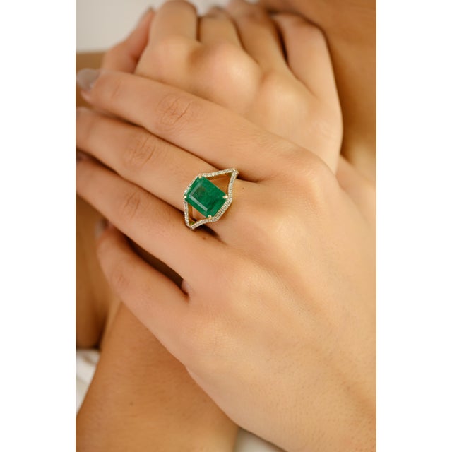 Green Statement Emerald Split Ring Size 7 in 14k Gold With Diamonds For Sale - Image 8 of 12