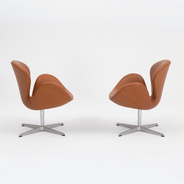 Arne Jacobsen “Swan” Sofa & Pair of Chairs in Cognac Leather for Fritz Hansen - Set of 3 For Sale - Image 9 of 18