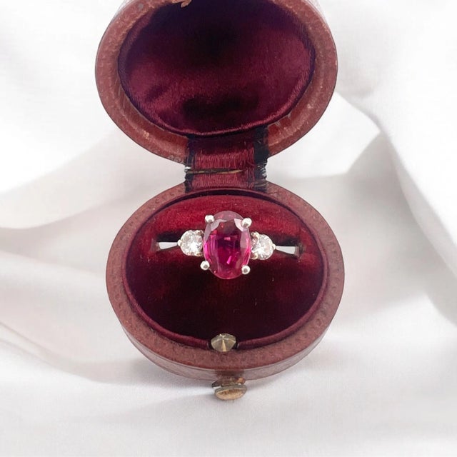 Vintage trilogy ring in 18 carat gold (750 thousandths) and platinum. It is composed of three stones, a natural ruby ​​of...