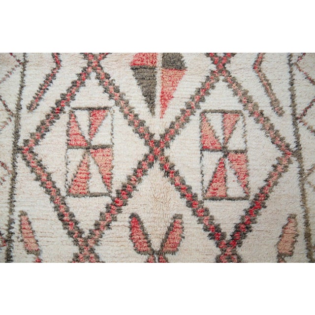 Berber Tribes of Morocco Early 2000's Natural White Brown & Rose Vintage Marmoucha Moroccan Rug - 9'2 X 4'9" For Sale - Image 4 of 11