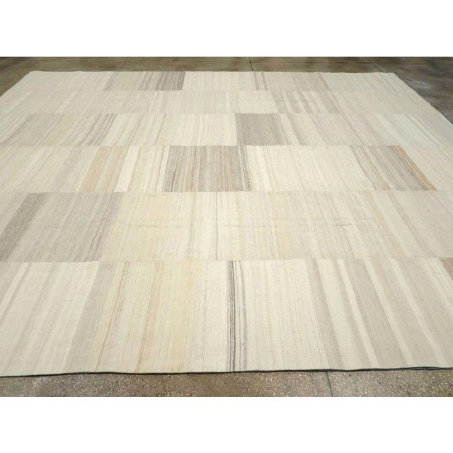 Galerie Shabab Collection Mid-20th Century Turkish Flatweave Kilim Carpet For Sale - Image 4 of 8