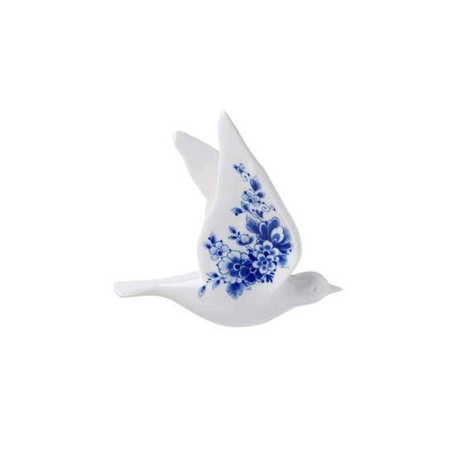 Wall decoration of four ceramic birds in Delft Blue Four very decorative white ceramic birds to hang on the wall. All four...