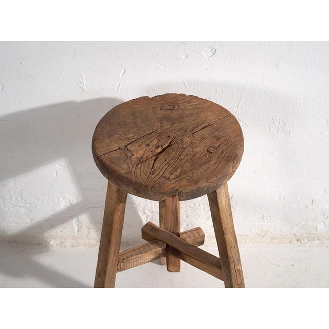 Antique round stool (c.1920) Dimensions: Diameter: 32 cm Height: 51 cm Style: Primitive Materials and techniques: Elm wood...