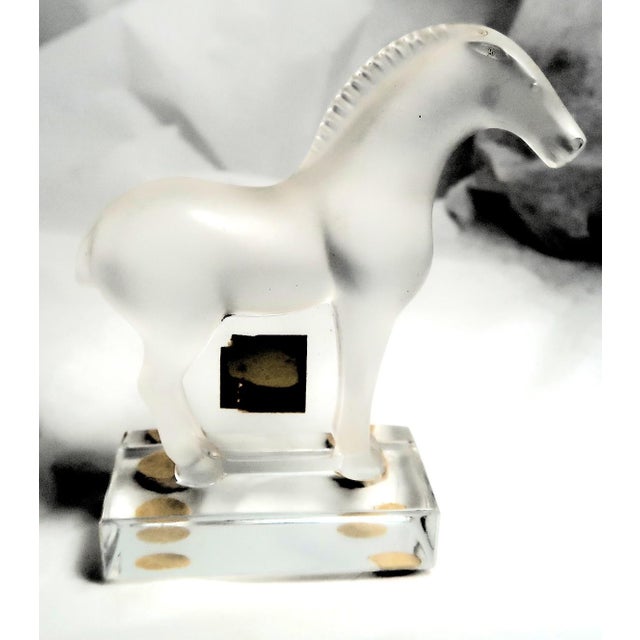 Art Deco Late 20th Century Lalique (France) - Exquisite Signed Clear and Frosted Tang Horse With Original Label, Retired - For Sale - Image 3 of 16