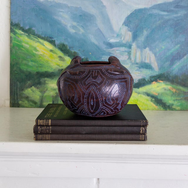 Indigenous Brazilian Reis Para Pottery Etched Ceramic Frog Bowl in Burgundy Red and Blue For Sale - Image 9 of 16