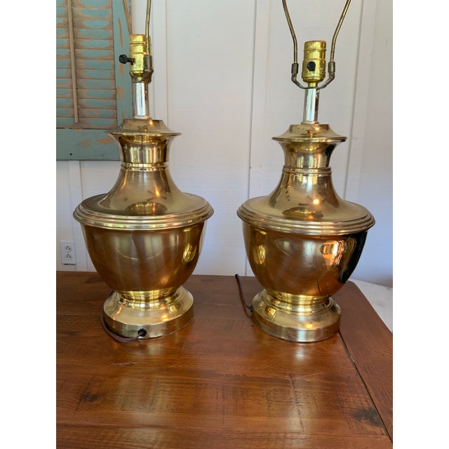 Late 20th Century Vintage Brass Ginger Jar Lamps With Brass Finials - A Pair. For Traditional, Palm Beach Regency, Chinoiserie & British Colonial Decor For Sale - Image 5 of 11