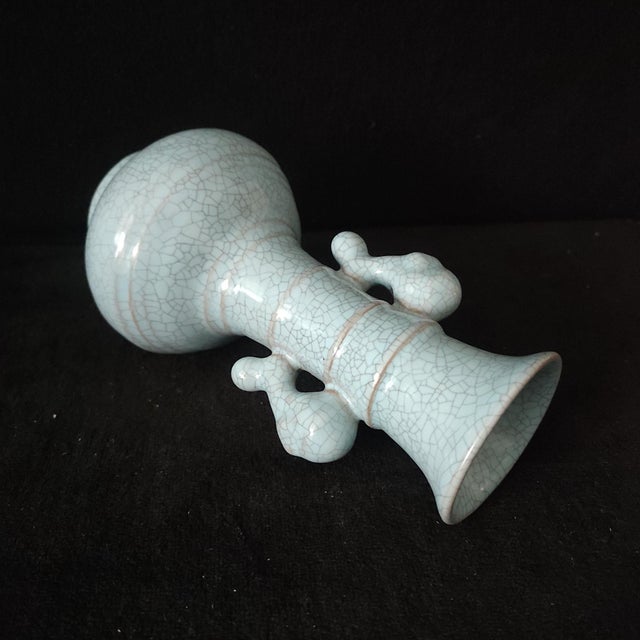 White Chinese Ceramic Vase,Guan Ware Crackle Glaze Celadon Glaze Porcelain Double Ears Vase For Sale - Image 8 of 10