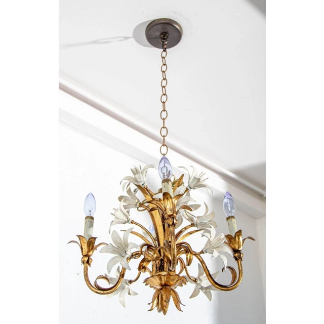 Italian Hollywood Regency Gilt Tole Lily Four-Light Chandelier, 1960s For Sale - Image 9 of 13