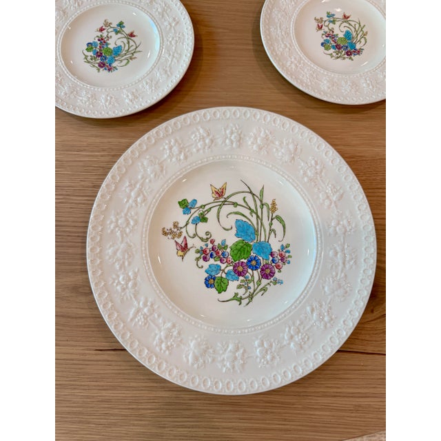 English 1940’s Wedgwood Montreal Dinner and Dessert Plates- 24 Pieces For Sale - Image 3 of 11