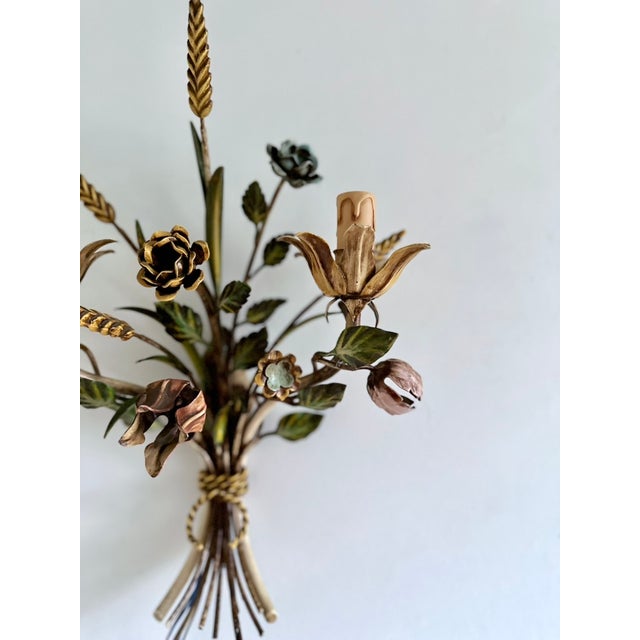 Italian Hand-Painted Tole Floral Bouquet Wall Sconce, 1940s For Sale - Image 6 of 18