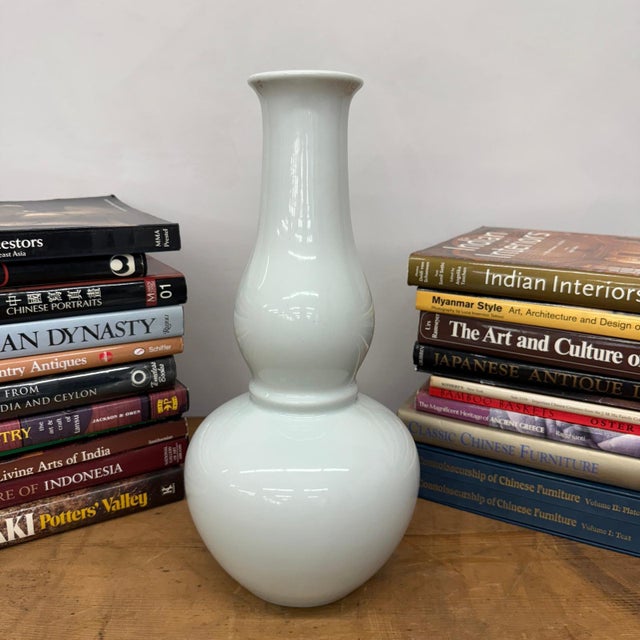 Early 20th Century White Glazed Ceramic Vase with Bold Long-Necked Silhouette For Sale - Image 5 of 10