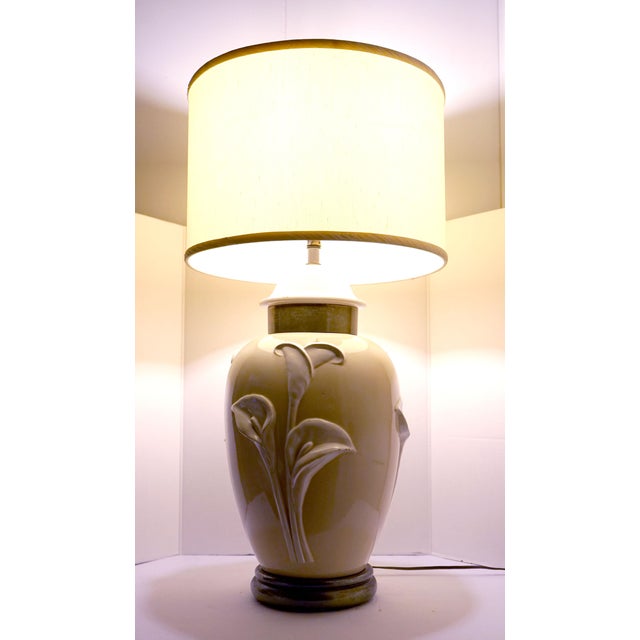 Chapman White and Tan Ceramic Lamp With Sculptural Lillies and Brass Base For Sale - Image 12 of 13