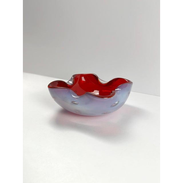 Murano Sommerso Glass Bowl in Ruby Red and Alabaster by Alfredo Barbini, 1960s For Sale - Image 6 of 10