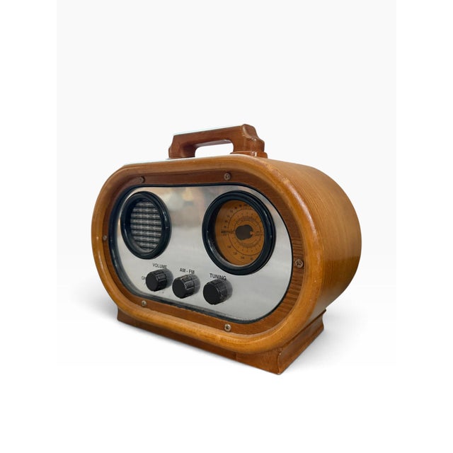 Mid-Century Modern 1990s Retro Dakin Am/Fm Tabletop Radio, Faux Wood & Silver-Tone Finish, Model 401 For Sale - Image 3 of 7