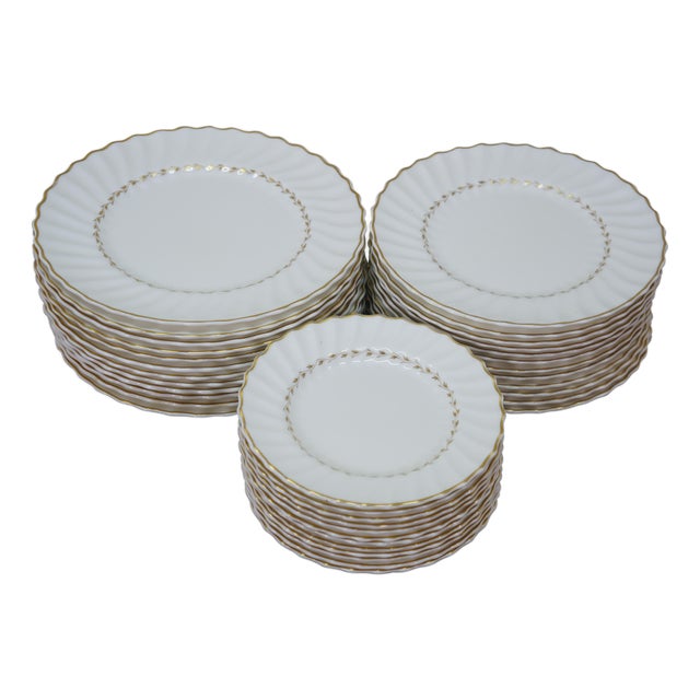 Mid 20th Century English Royal Doulton Adrian H4816 Bread Salad Dinner Service Plates - 36pcs For Sale