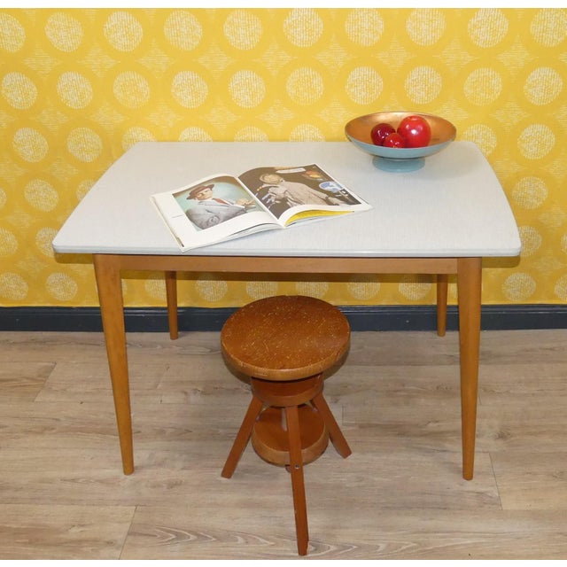 Simple chic! Sturdy kitchen table Nice size, but rather low! 1950s classic with a slightly curved Formica tabletop and...