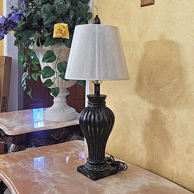 Vintage Traditional Fluted Urn Table Lamp in Antique-Style Carved Wood Look For Sale - Image 11 of 18
