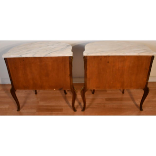 1930s Pair French Louis XV Walnut Satinwood Inlay & Marble Top Nightstands / Small Commodes For Sale - Image 10 of 18