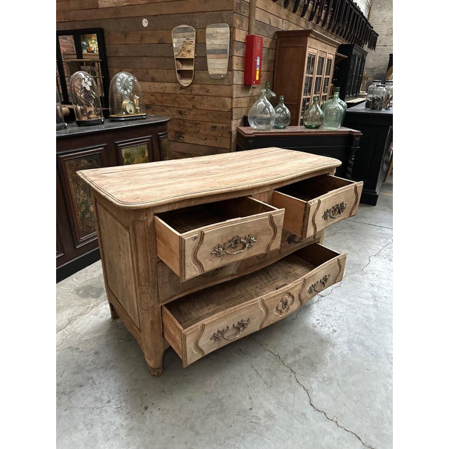 18th Century Oak Chest of Drawers For Sale - Image 6 of 15